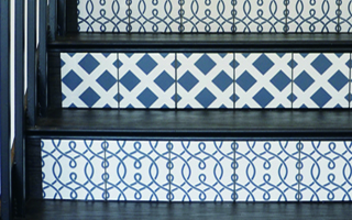 エイジング塗装で床や、モルタル造形で外構の階段を施工