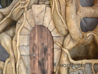 擬木とアンティーク調の扉のインテリア